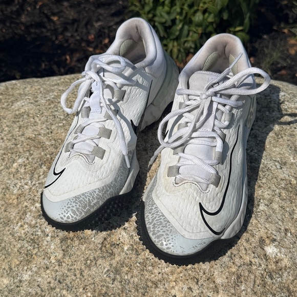 Nike Women’s Alpha Huarache Elite 4 Women's Softball Turf Shoes White Size 5.5 - Picture 2 of 10